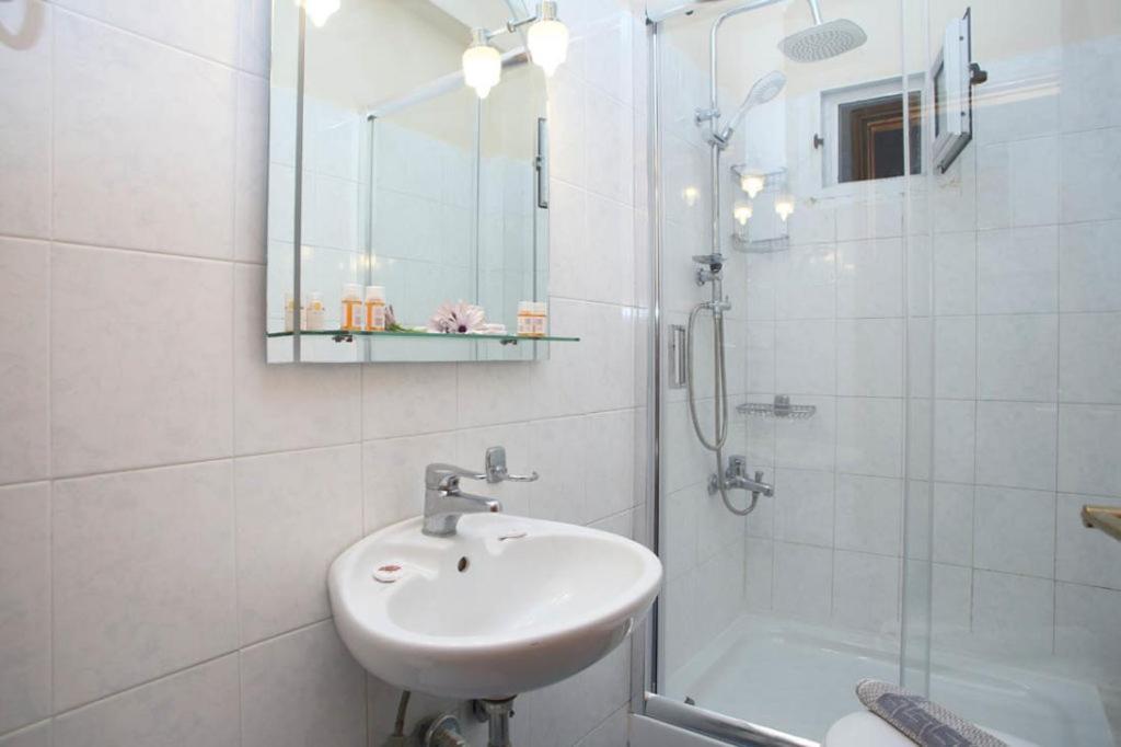 Theocharis Bros - Studios Apartments Áyios Nikítas エクステリア 写真