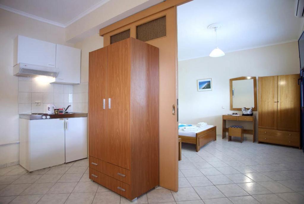 Theocharis Bros - Studios Apartments Áyios Nikítas エクステリア 写真