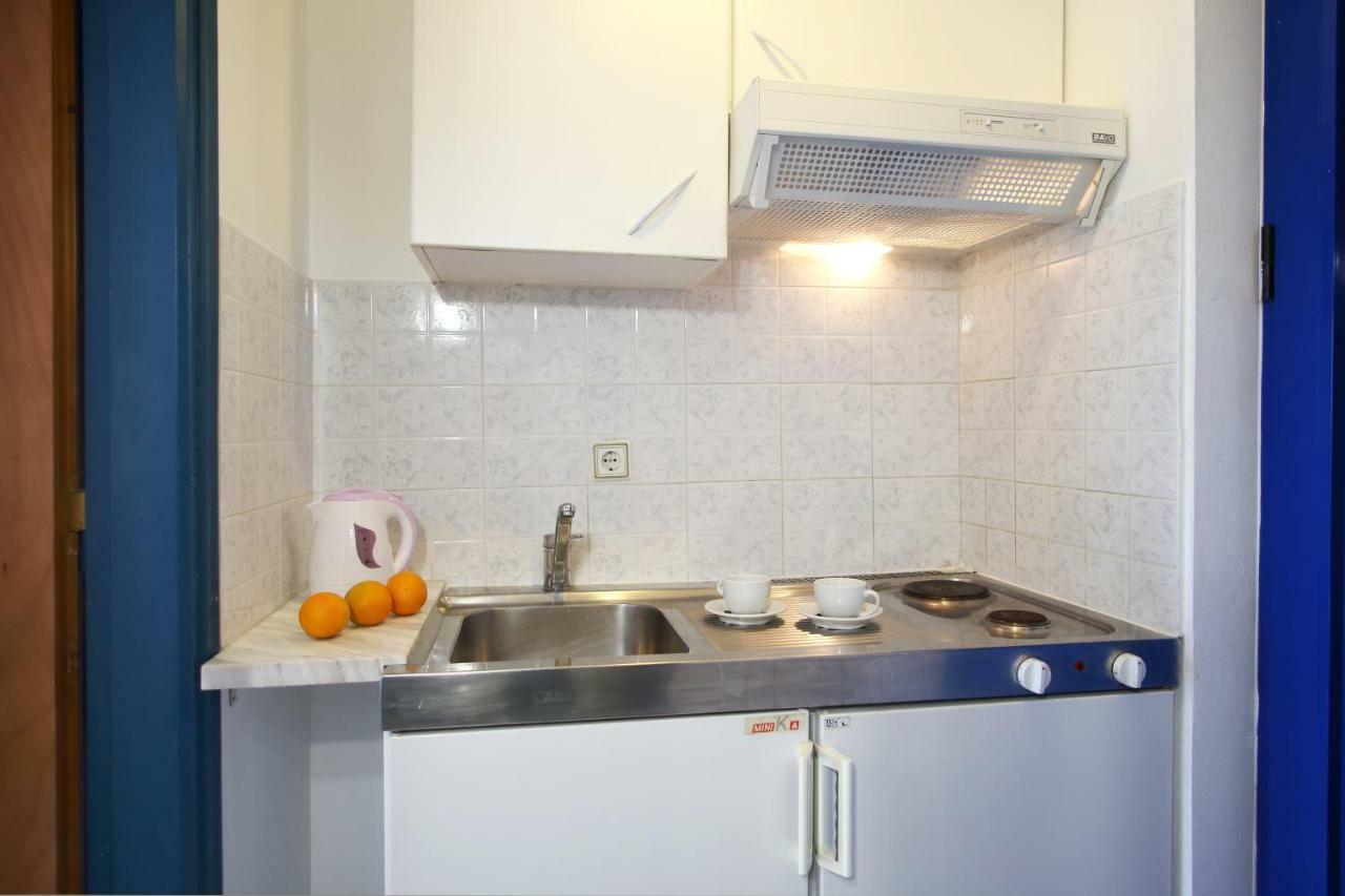 Theocharis Bros - Studios Apartments Áyios Nikítas エクステリア 写真