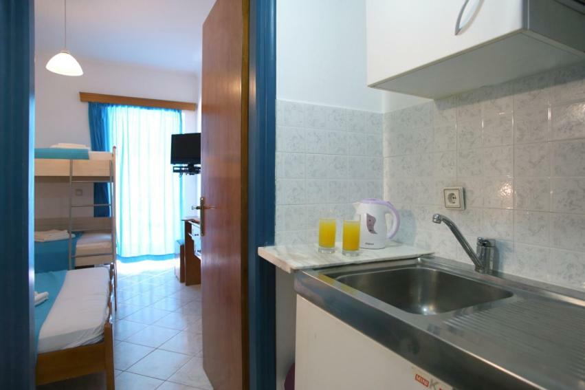 Theocharis Bros - Studios Apartments Áyios Nikítas エクステリア 写真